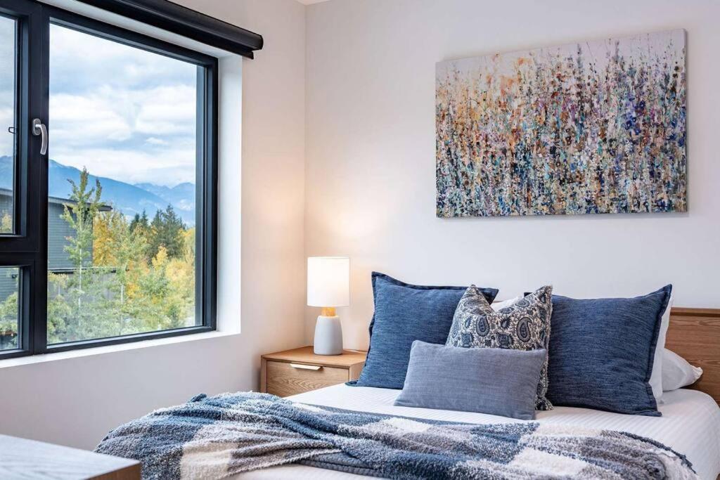 Bluebird Daze By Revelstoke Vacations Lägenhet Exteriör bild
