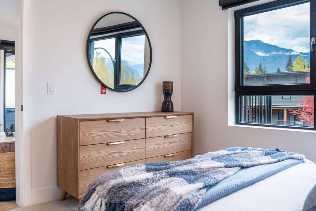 Bluebird Daze By Revelstoke Vacations Lägenhet Exteriör bild
