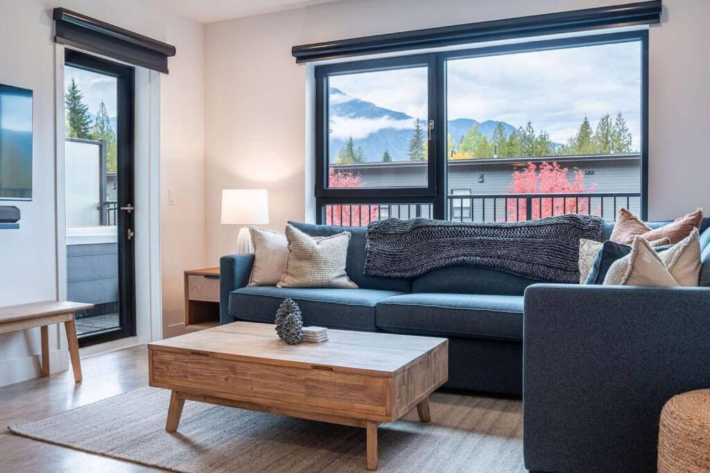 Bluebird Daze By Revelstoke Vacations Lägenhet Exteriör bild