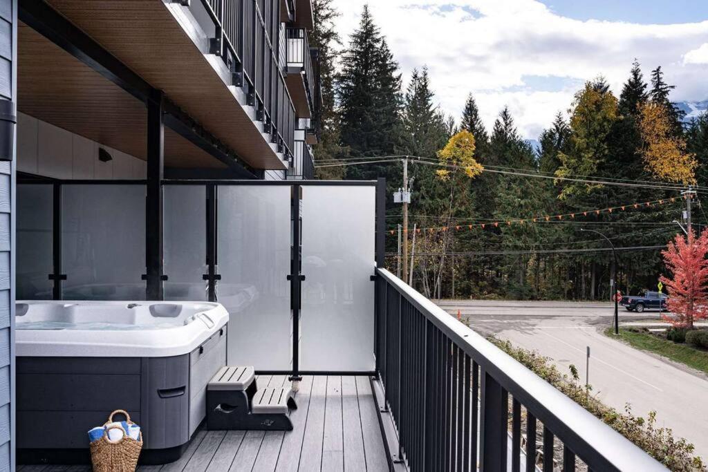 Bluebird Daze By Revelstoke Vacations Lägenhet Exteriör bild