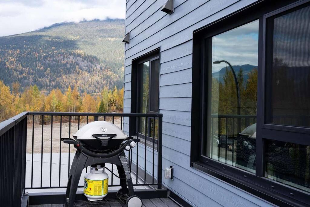 Bluebird Daze By Revelstoke Vacations Lägenhet Exteriör bild