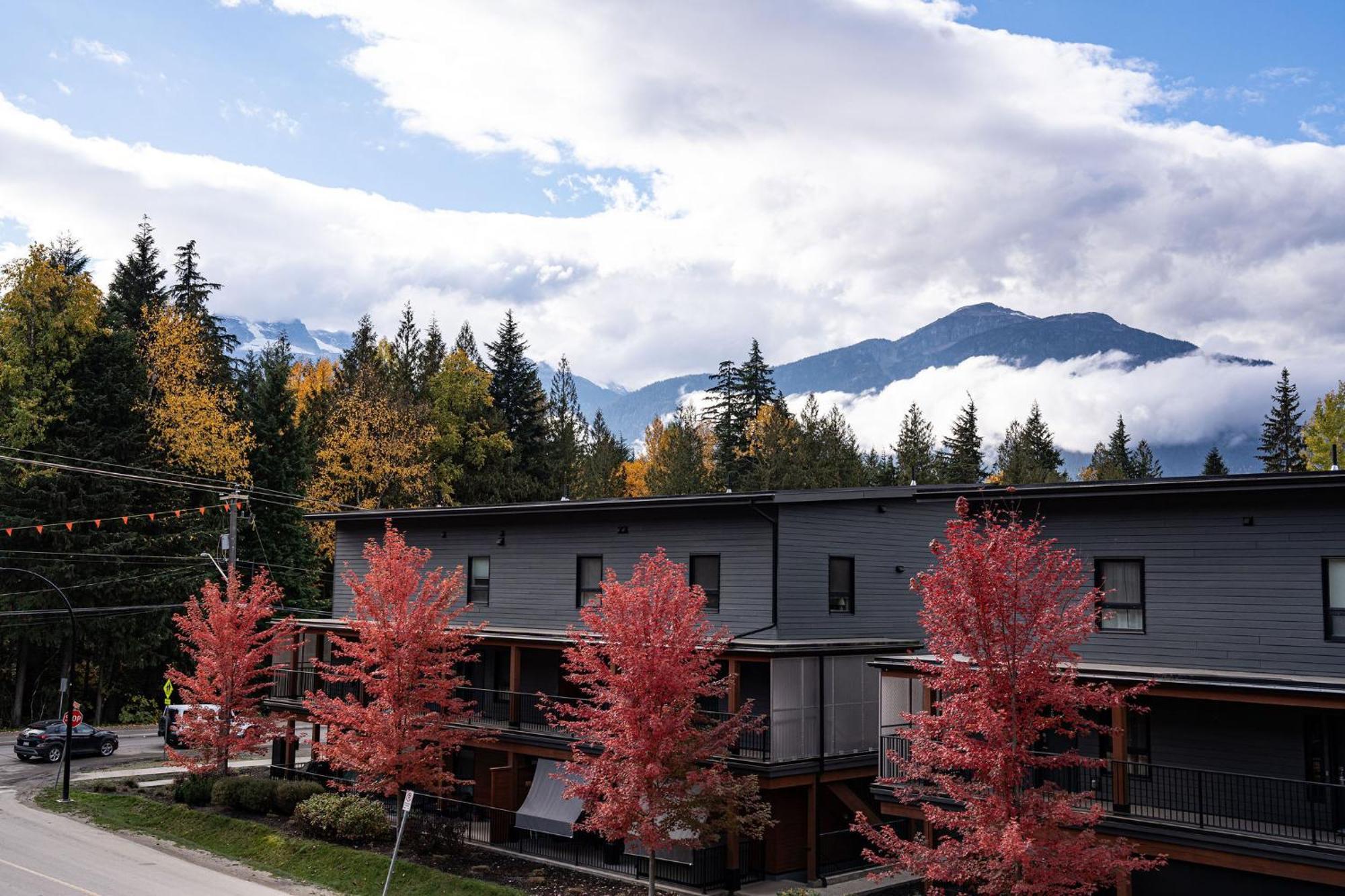 Bluebird Daze By Revelstoke Vacations Lägenhet Exteriör bild